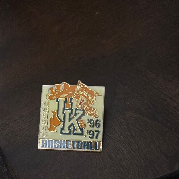 Vintage University of Kentucky Basketball '96/'97 Lapel Pin - Picture 1 of 5